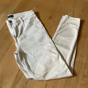 White skinny jeans